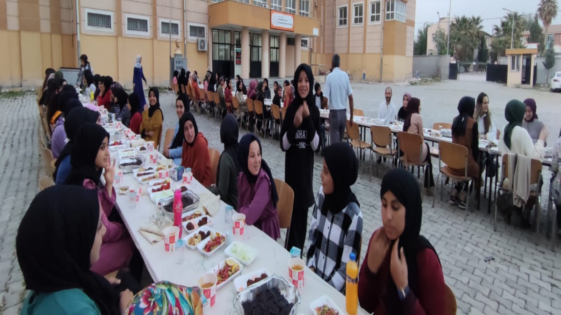 Okulumuzda öğrenci ve öğretmenlerimizle iftar programı düzenlendi. 